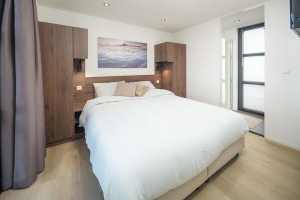 Slaapkamer - Villa aan het water met privédakterras in Workum (4)