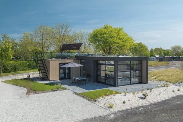 Buitenkant - Villa aan het water met privédakterras in Workum (1)