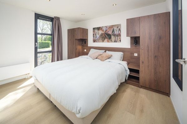 Slaapkamer - Luxe 4-persoonsvilla met zonnige tuin in Workum (3)