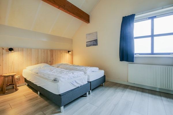 Slaapkamer - Ruime vakantiewoning in Julianadorp in Julianadorp (4)