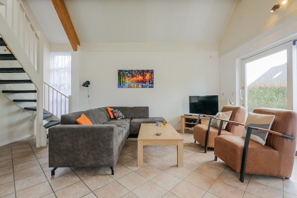 Woonkamer - Ruime vakantiewoning in Julianadorp in Julianadorp (2)