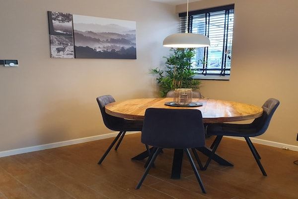 Eetkamer - Bosbungalow met sauna voor 6 personen in Ewijk (3)