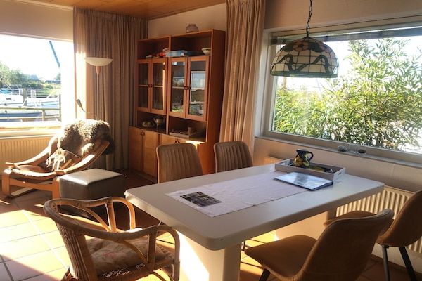 Eetkamer - Vakantiehuis in Warns met eigen aanlegsteiger in Warns (4)