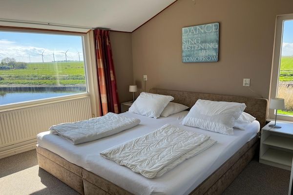 Slaapkamer - Vakantiehuis in Warns met eigen aanlegsteiger in Warns (3)