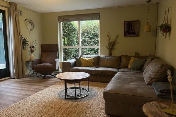 Woonkamer - Gezellige bosbungalow voor 6 personen in Ewijk (2)