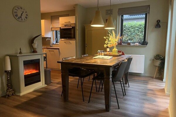 Eetkamer - Gezellige bosbungalow voor 6 personen in Ewijk (3)