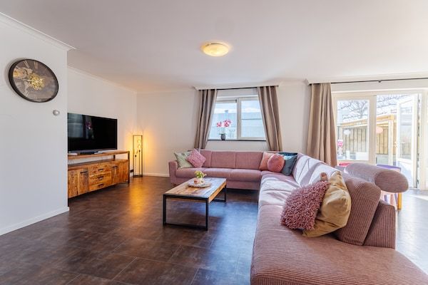 Woonkamer - Ontspannend huis met omheinde tuin in Stavenisse (1)