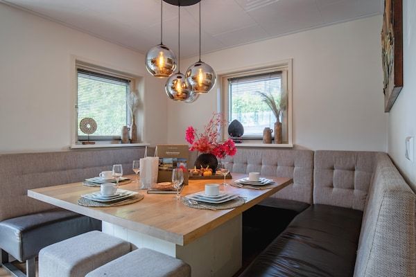 Eetkamer - Heerlijke villa aan de bosrand in Den Burg (4)