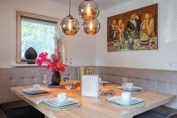 Eetkamer - Heerlijke villa aan de bosrand in Den Burg (5)