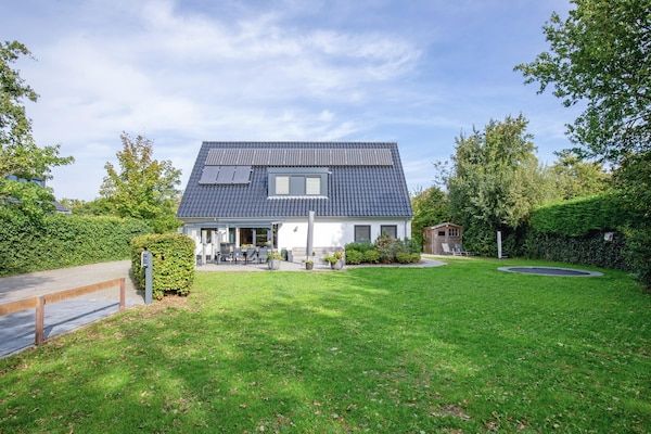 Buitenkant - Heerlijke villa aan de bosrand in Den Burg (2)