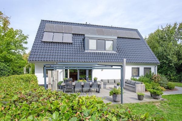 Buitenkant - Heerlijke villa aan de bosrand in Den Burg (1)