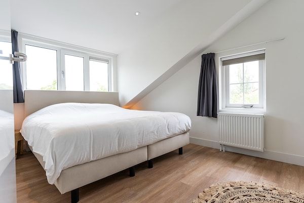 Slaapkamer - Fijn, modern ingericht vakantiehuis in De Cocksdorp (3)