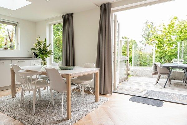 Eetkamer - Fijn, modern ingericht vakantiehuis in De Cocksdorp (4)