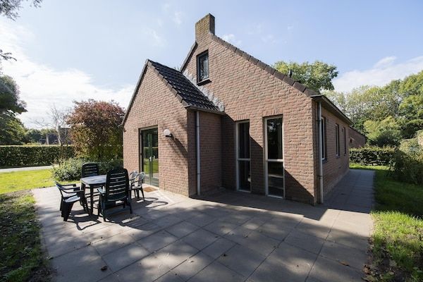 Buitenkant - Bosbungalow voor 5 gasten in Ewijk in Ewijk (1)