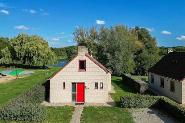 Buitenkant - Vakantiehuis aan het meer met tuin voor 6 personen in Ewijk (1)