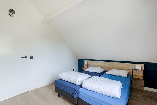 Slaapkamer - Vakantiehuis aan het meer met tuin voor 6 personen in Ewijk (5)