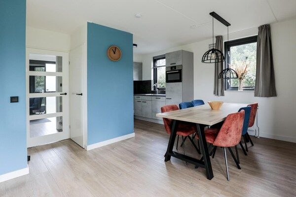Eetkamer - Vakantiehuis aan het meer met tuin voor 6 personen in Ewijk (4)