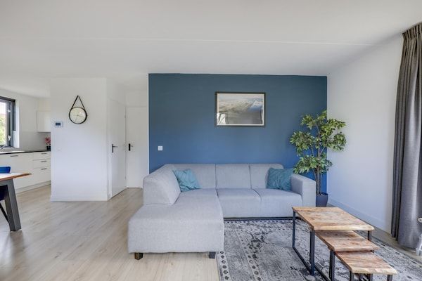 Woonkamer - Bungalow aan het meer met tuin, geschikt voor 6 in Ewijk (3)