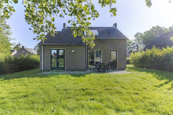 Buitenkant - 4-persoons bosbungalow in Ewijk in Ewijk (1)
