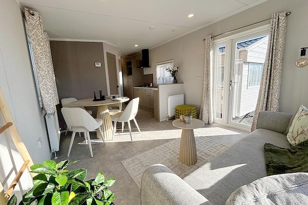 Eetkamer - Splinternieuwe cabin nabij strand in Hollum (2)