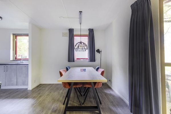 Eetkamer - Saunabungalow aan het meer voor 4 in Ewijk (4)