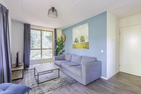 Woonkamer - Saunabungalow aan het meer voor 4 in Ewijk (3)