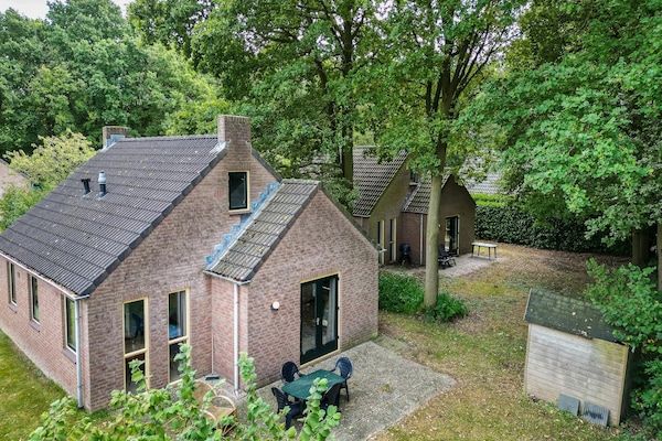 Buitenkant - Rustige bosbungalow voor 6 personen in Ewijk (1)
