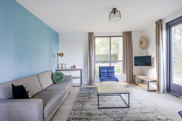 Woonkamer - Rustige bosbungalow voor 6 personen in Ewijk (3)