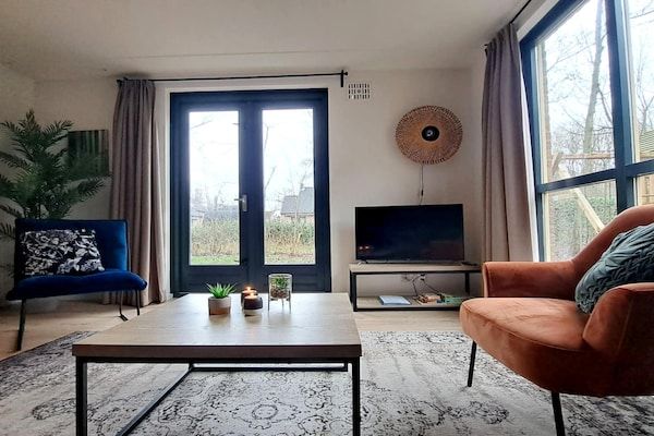 Woonkamer - Verhoogde Ewijk woning voor 6 in Ewijk (3)