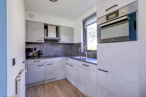 Keuken - 6-pers. sauna bungalow aan het meer in Ewijk (5)