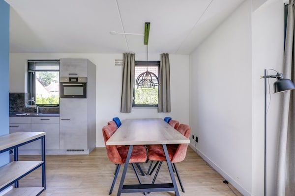Eetkamer - 6-pers. sauna bungalow aan het meer in Ewijk (4)
