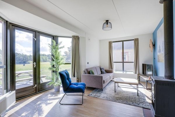 Woonkamer - 6-pers. sauna bungalow aan het meer in Ewijk (3)