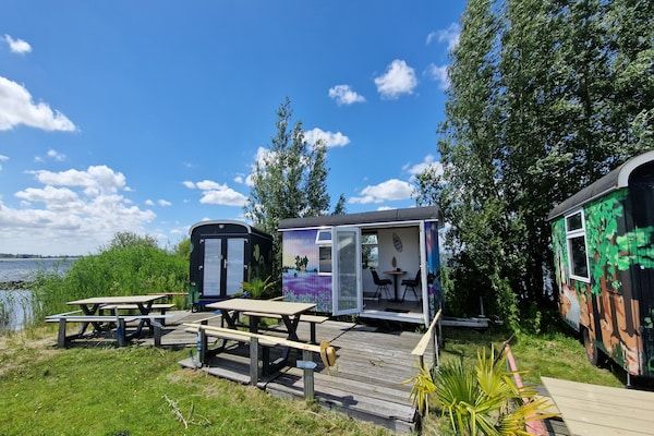 Buitenkant - Bolderwagen voor kleine stelletjes aan het meer in Almere (1)