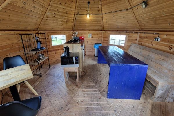 Woonkamer - Bolderwagen voor kleine stelletjes aan het meer in Almere (2)