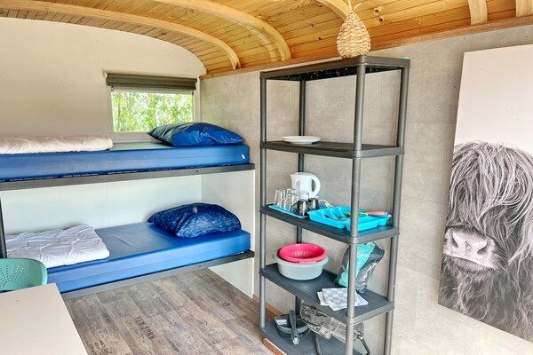 Slaapkamer - Bolderwagen voor kleine stelletjes aan het meer in Almere (4)