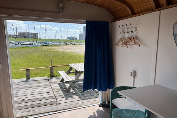 Terras - Bolderwagen voor kleine stelletjes aan het meer in Almere (5)