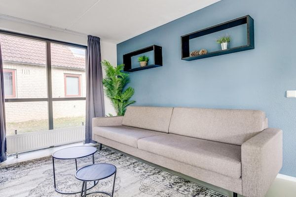 Woonkamer - Vrijstaande bungalow aan meer voor 6 in Ewijk (3)