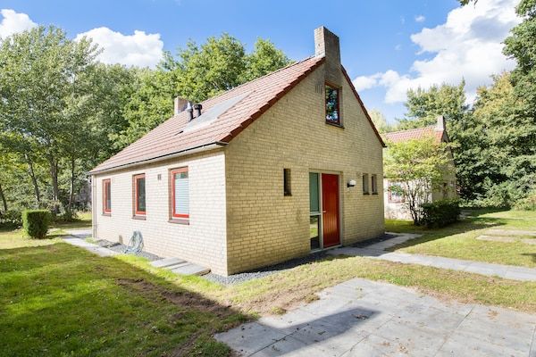 Buitenkant - Vrijstaande bungalow aan meer voor 6 in Ewijk (1)