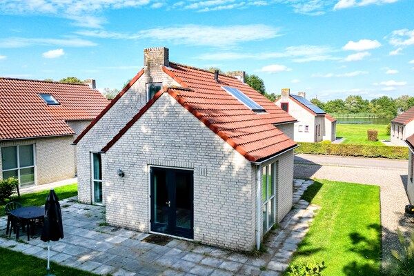 Buitenkant - Vrijstaande bungalow aan water voor 4 in Ewijk (1)