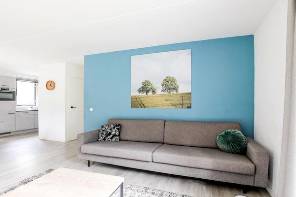 Woonkamer - Vrijstaande bungalow aan water voor 4 in Ewijk (3)