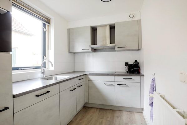 Keuken - Vrijstaande bungalow aan water voor 4 in Ewijk (5)