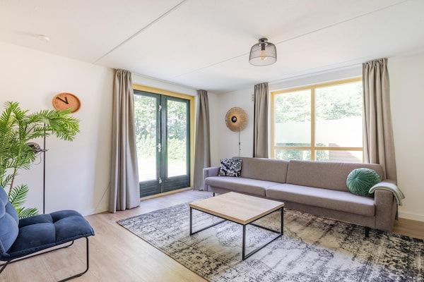 Woonkamer - Sereen verblijf aan het meer in Ewijk in Ewijk (3)