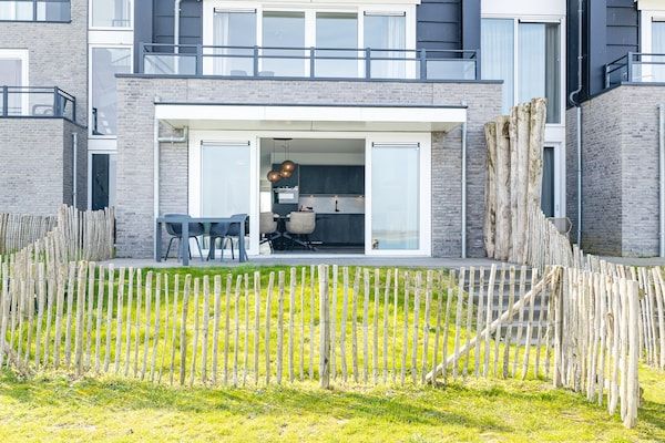 Buitenkant - Verblijf aan de jachthaven met twee terrassen in Sint-Annaland (4)