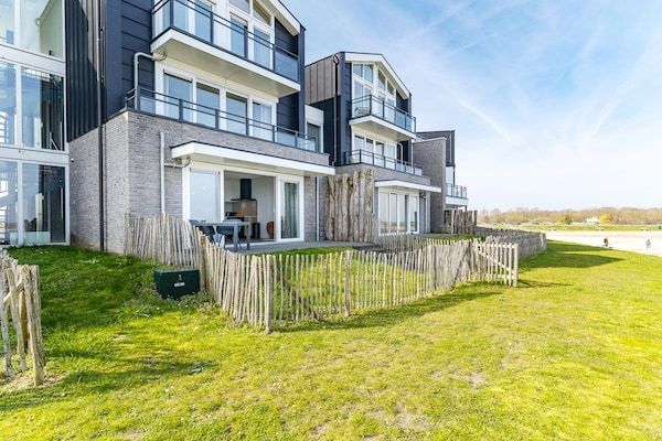 Buitenkant - Verblijf aan de jachthaven met twee terrassen in Sint-Annaland (1)