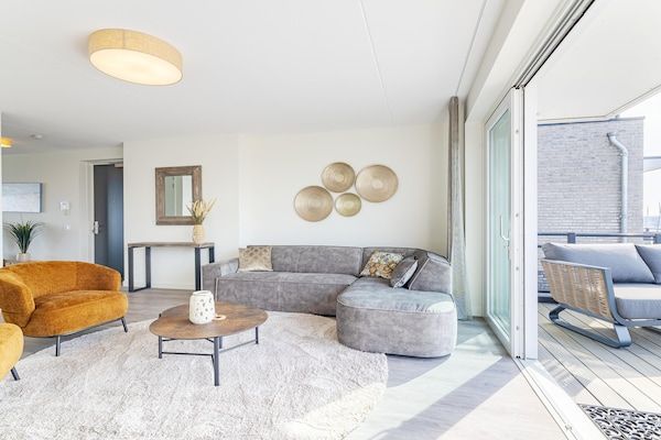 Woonkamer - Verblijf aan de jachthaven met twee terrassen in Sint-Annaland (2)