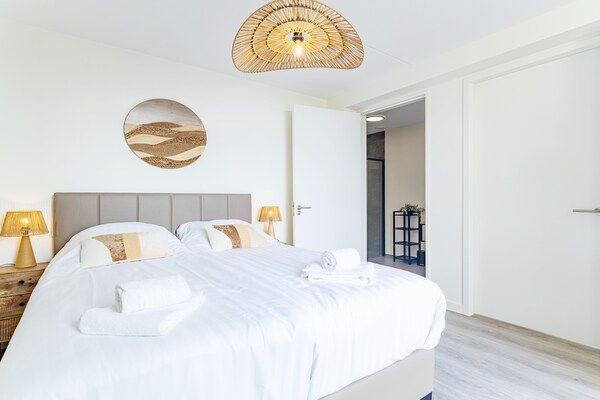 Slaapkamer - Verblijf aan de jachthaven met twee terrassen in Sint-Annaland (5)