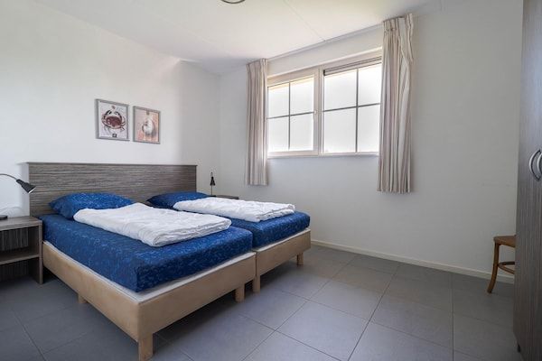 Slaapkamer - Familievilla aan het strand met buitenspa in Makkum (4)