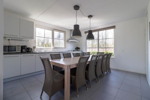 Eetkamer - Familievilla aan het strand met buitenspa in Makkum (3)