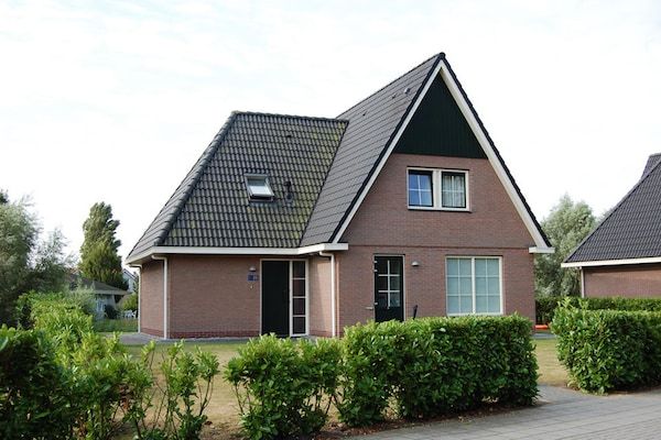 Buitenkant - Familievilla aan het strand met buitenspa in Makkum (1)