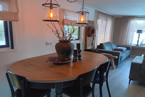 Eetkamer - Vechtdalchalet de Wilg in Rheezerveen (3)